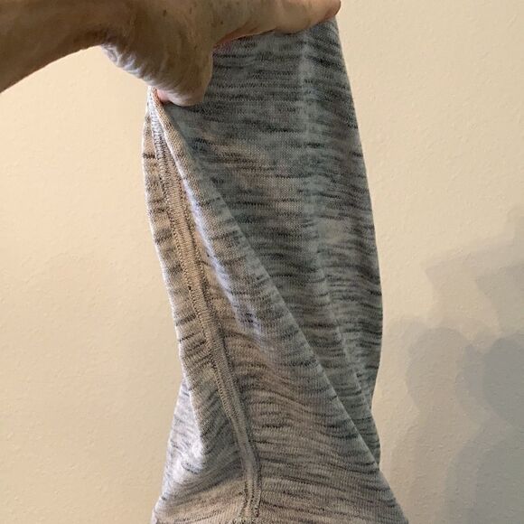 Dakini NWOT szXS heathered grey LS hoodie w/ front pockets & thumb hole sleeves - Picture 7 of 13